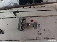 Battery clamp fixing Z4.jpg