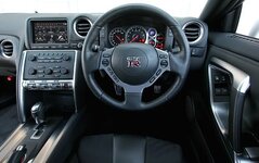 08_nissan_skyline_int_1_500.jpg