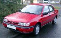 1024px-Nissan_Sunny_front_20080110.jpg