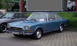 1280px-Glas_V8_BW_2.jpg 1280px-Glas_V8_BW_2.jpg