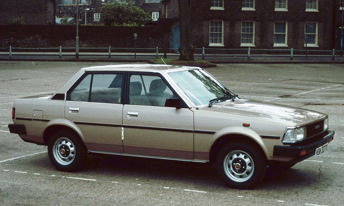Toyota_Corolla_E70_New_Square_1981.jpg
